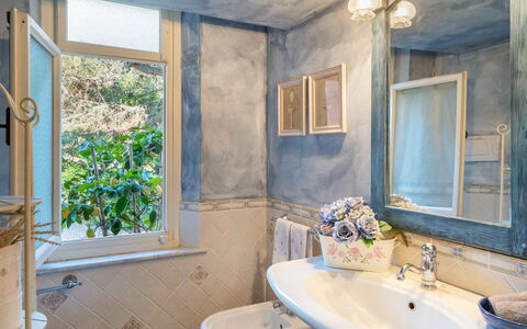 Villa Corallina 12: Mur, Luminaire Plomberie, Design Intérieur, Salle De Bains, Robinet, Lavabo, Plomberie, Évier, Domicile, Miroir