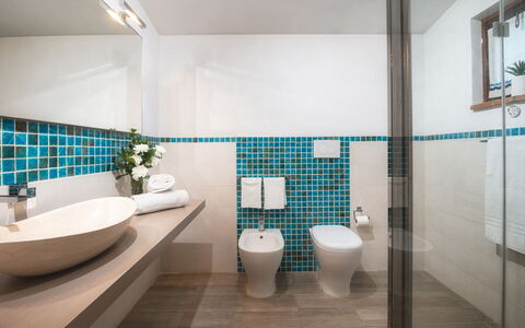 Podere Il Chiesino 8+2: Salle De Bains, Design Intérieur, Luminaire Plomberie, Sol, Sol, Lavabo, Robinet, Évier, Plomberie, Toilette