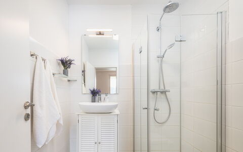 Villa Laconella 8+4: Salle De Bains, Design Intérieur, Luminaire Plomberie, Sol, Sol, Toilette, Plomberie, Porte, Évier, Robinet