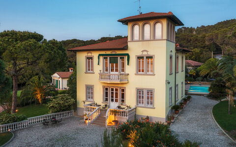 Villa Gaius 8+2: Arbre, Bâtiment, Domicile, Zone Résidentielle, Maison, Façade, Arbuste, Architecture, Biens, Toit