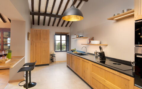 Terra di Siena 14: Cuisine, Meubles, Comptoir, Design Intérieur, Appareil De Cuisine, Cabinetry, Bois, Sol, Luminaire, Plafond