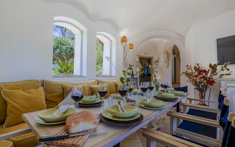 Villa Padulella 8+2: Meubles, Design Intérieur, Table, Chaise, Éclairage, Table Cuisine Et Salle A Manger, Domicile, Plafond, Salle À Manger, Pièce