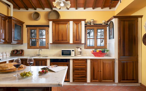 Podere Belvedere 6: Meubles, Cuisine, Cabinetry, Comptoir, Design Intérieur, Bois, Sol, Appareil De Cuisine, Placard, Domicile