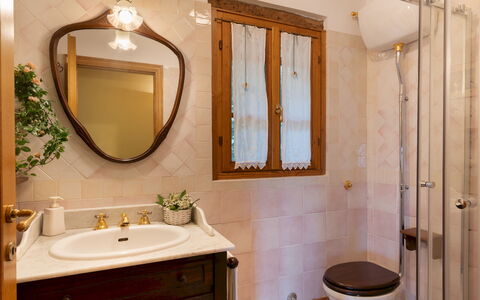 Podere Belvedere 6: Lavabo, Salle De Bains, Design Intérieur, Miroir, Luminaire Plomberie, Sol, Évier, Sol, Armoire De Toilette, Éclairage