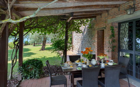 Podere Belvedere 6: Meubles, Table, Mobilier De Jardin, Chaise, Tableau De Plein Air, Table Cuisine Et Salle A Manger, Jardin, Pot De Fleur, Ombre