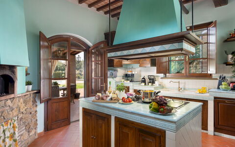 Villa Nikka 6: Cuisine, Design Intérieur, Meubles, Comptoir, Bois, Sol, Cabinetry, Domicile, Plafond, Éclairage