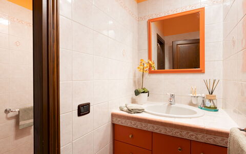 Villa Nikka 6: Lavabo, Luminaire Plomberie, Évier, Salle De Bains, Design Intérieur, Armoire De Toilette, Sol, Comptoir, Robinet, Sol