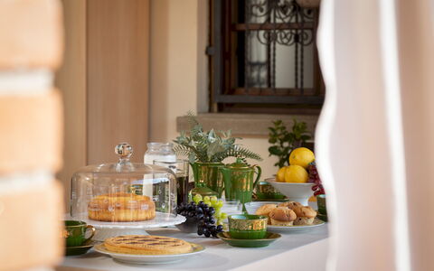 Villa Nikka 6: Vaisselle, Aliments, Serveware, Table, Meubles, Fruit, Vaisselle, Design Intérieur, Drinkware