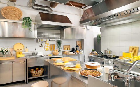 Guado al Sole 26+4: Cuisine, Design Intérieur, Comptoir, Appareil De Cuisine, Meubles, Principaux Appliance, Électroménager, Aliments, Luminaire, Cabinetry