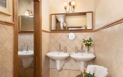 Guado al Sole 26+4: Lavabo, Sol, Luminaire Plomberie, Salle De Bains, Design Intérieur, Évier, Sol, Robinet, Plomberie, Éclairage