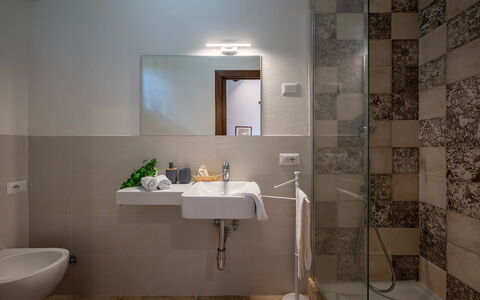 Le Colombelline 12: Sol, Design Intérieur, Salle De Bains, Sol, Mur, Luminaire Plomberie, Lavabo, Évier, Plafond, Robinet