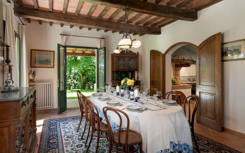 Villa Paesante 8: Meubles, Design Intérieur, Table, Bois, Salle À Manger, Chaise, Sol, Table Cuisine Et Salle A Manger, Plafond, Éclairage