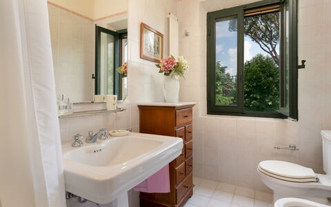 Villa Paesante 8: Lavabo, Luminaire Plomberie, Salle De Bains, Évier, Toilette, Sol, Sol, Porte, Siège De Toilette, Plomberie