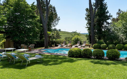 Villa Paesante 8: Arbre, Piscine, Jardin, Arbuste, Mobilier De Jardin, Ombre, Aménagement Paysager, Recours, Pelouse