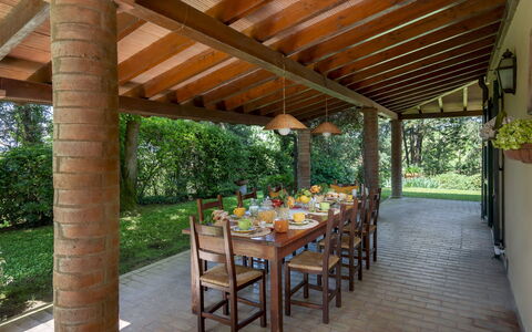 Villa Paesante 8: Meubles, Bois, Table, Table Cuisine Et Salle A Manger, Chaise, Porche, Plafond, Structure En Plein Air, Mobilier De Jardin, Ombre
