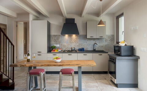 Terrazza sulla Valle 4+2: Meubles, Cuisine, Comptoir, Design Intérieur, Appareil De Cuisine, Sol, Cabinetry, Mur, Luminaire, Bois