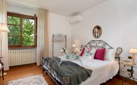 Villa Irene 6: Meubles, Lit, Design Intérieur, Chambre, Literie, Drap De Lit, Linge, Pièce, Sol, Sol