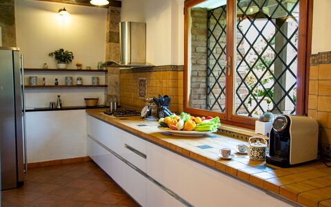 Podere Montioni 6+2: Cuisine, Comptoir, Appareil De Cuisine, Design Intérieur, Sol, Bois, Principaux Appliance, Cabinetry, Evier, Domicile