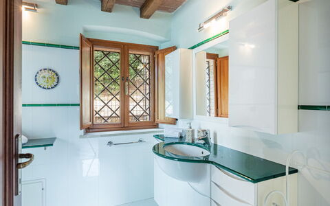 Podere Montioni 6+2: Luminaire Plomberie, Design Intérieur, Robinet, Plomberie, Évier, Domicile, Salle De Bains, Sol, Verre, Comptoir