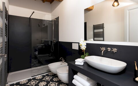 Villa Il Pozzo 14: Salle De Bains, Design Intérieur, Lavabo, Luminaire Plomberie, Sol, Mur, Évier, Sol, Miroir, Robinet