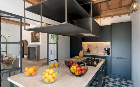 Villa Il Pozzo 14: Meubles, Design Intérieur, Cuisine, Sol, Bois, Plafond, Comptoir, Sol, Éclairage, Cabinetry