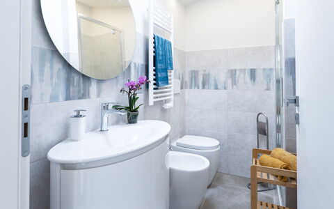 La Villa in Pineta 10: Siège De Toilette, Toilette, Design Intérieur, Luminaire Plomberie, Salle De Bains, Sol, Sol, Plomberie, Tuile