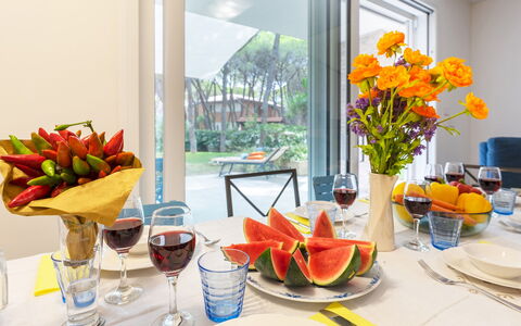 La Villa in Pineta 10: Meubles, Vaisselle, Table, Fruit, Design Intérieur, Serveware, Chaise, Vaisselle, Aliments, Petit Déjeuner