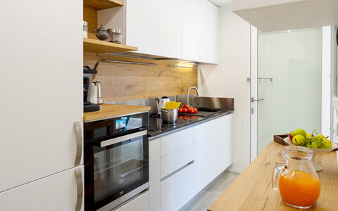 La Villa in Pineta 10: Comptoir, Cuisine, Appareil De Cuisine, Meubles, Design Intérieur, Cabinetry, Sol, Principaux Appliance, Bois, Électroménager