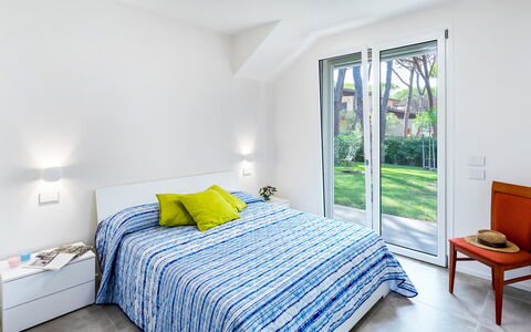 La Villa in Pineta 10: Design Intérieur, Sol, Meubles, Sol, Domicile, Plafond, Lit, Pièce, Chambre, Appartement