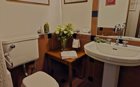 Scandelaia 12: Lavabo, Design Intérieur, Luminaire Plomberie, Évier, Salle De Bains, Sol, Éclairage, Meubles, Sol, Plomberie