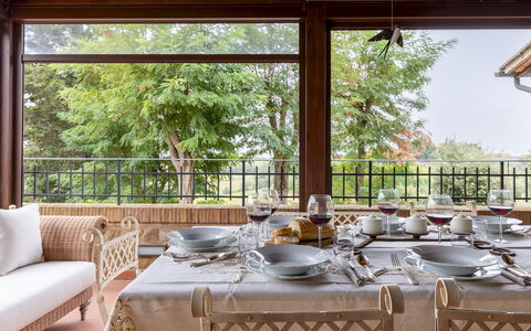 Villa Binetti 7: Meubles, Table, Design Intérieur, Chaise, Bois, Table Cuisine Et Salle A Manger, Salle À Manger, Pièce, Restaurant, Ombre