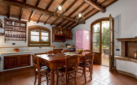 Villa Binetti 7: Meubles, Design Intérieur, Cuisine, Sol, Bois, Domicile, Sol, Cabinetry, Maison, Table Cuisine Et Salle A Manger