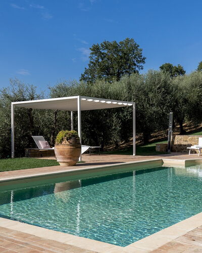 Villa Binetti 7: Piscine, Composite, Jardin, Caractéristique De L'Eau, Aménagement Paysager, Ombre, Biens, Recours, Arrière-Cour, Dalle
