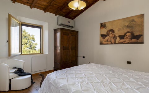 Villa Bel Panorama 8: Lit, Chambre, Literie, Design Intérieur, Drap De Lit, Mur, Meubles, Bois, Linge, Plafond