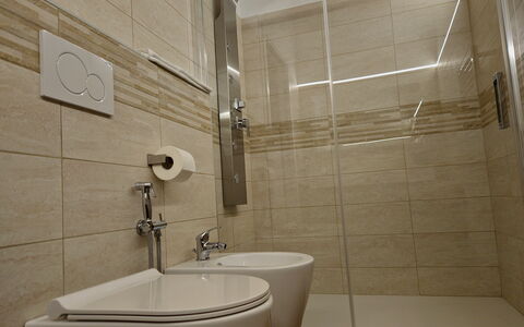 Villa Bel Panorama 8: Salle De Bains, Luminaire Plomberie, Sol, Mur, Évier, Lavabo, Siège De Toilette, Sol, Toilette, Design Intérieur