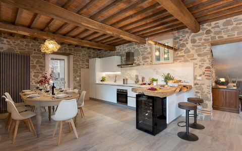 Villa Carlotta 8: Meubles, Design Intérieur, Sol, Plafond, Sol, Domicile, Chaise, Table, Pièce, Cuisine