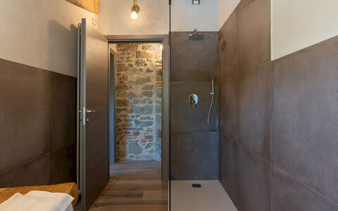Villa Carlotta 8: Mur, Sol, Sol, Luminaire Plomberie, Design Intérieur, Salle De Bains, Marron, Plomberie, Plafond, Composite