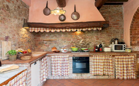 Villa Montefalconi 11: Cuisine, Design Intérieur, Meubles, Comptoir, Sol, Pièce, Appareil De Cuisine, Cabinetry, Brique, Aliments
