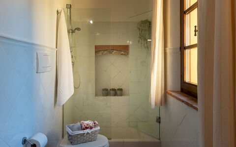 Villa Montefalconi 11: Mur, Design Intérieur, Sol, Salle De Bains, Sol, Luminaire Plomberie, Éclairage, Plafond, Plomberie, Pièce