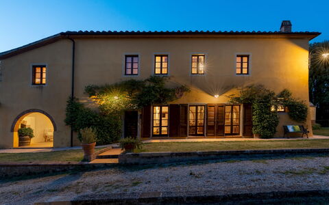 Villa Montefalconi 11: Mur, Domicile, Façade, Maison, Architecture, Biens, Porte, Chalet, Jardin, Ferme