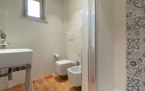 Casale Grottini 8: Sol, Salle De Bains, Sol, Luminaire Plomberie, Siège De Toilette, Toilette, Design Intérieur, Tuile, Évier, Plomberie