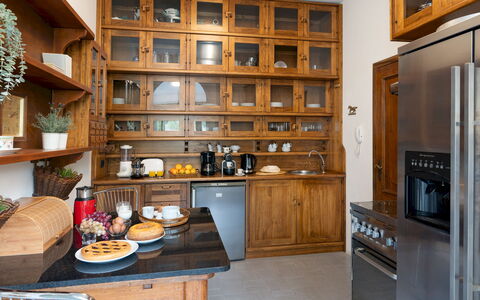Villa Manganelli 12: Meubles, Étagère, Cabinetry, Rayonnage, Cuisine, Design Intérieur, Bois, Placard, Comptoir, Sol