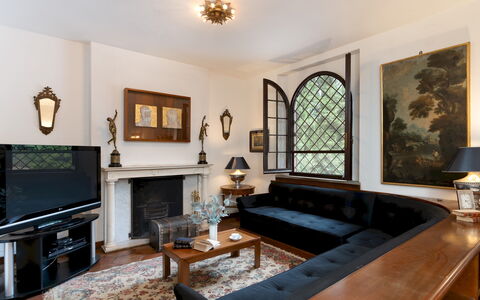 Villa Manganelli 12: Meubles, Design Intérieur, Canapé, Mur, Sol, Bois, Sol, Salon, Pièce, Plafond