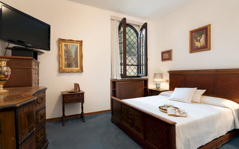 Villa Manganelli 12: Meubles, Design Intérieur, Bois, Chambre, Sol, Lit, Cadre, Éclairage, Tiroir, Pièce