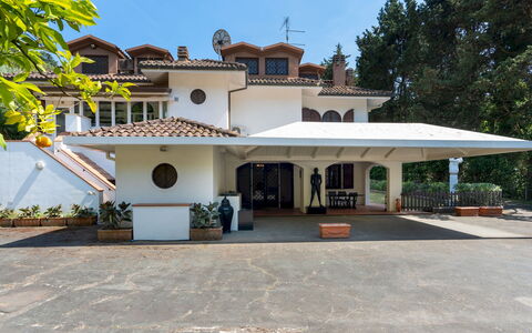 Villa Manganelli 12: Toit, Domicile, Zone Résidentielle, Biens, Ombre, Structure En Plein Air, Hacienda, Villa, Balcon, Manoir