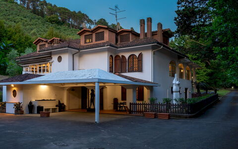 Villa Manganelli 12: Bâtiment, Fenêtre, Maison, Toit, Domicile, Zone Résidentielle, Architecture, Biens, Porte, Chalet
