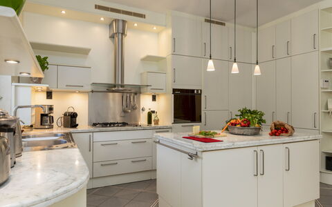 Villa Adisa 8: Cuisine, Comptoir, Meubles, Appareil De Cuisine, Design Intérieur, Cabinetry, Sol, Plafond, Luminaire, Principaux Appliance