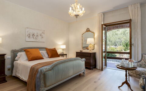 Villa Adisa 8: Meubles, Design Intérieur, Chambre, Lit, Plafond, Pièce, Éclairage, Sol, Domicile, Textile