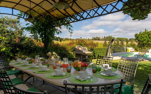 Gli Spilocchi 16: Meubles, Table, Mobilier De Jardin, Chaise, Tableau De Plein Air, Jardin, Ombre, Table Cuisine Et Salle A Manger, Nappe De Table, Pelouse