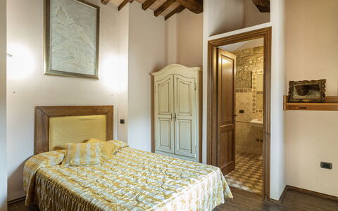 Residenza Collefiorito 26: Chambre, Mur, Lit, Design Intérieur, Meubles, Bois, Drap De Lit, Literie, Plafond, Sol